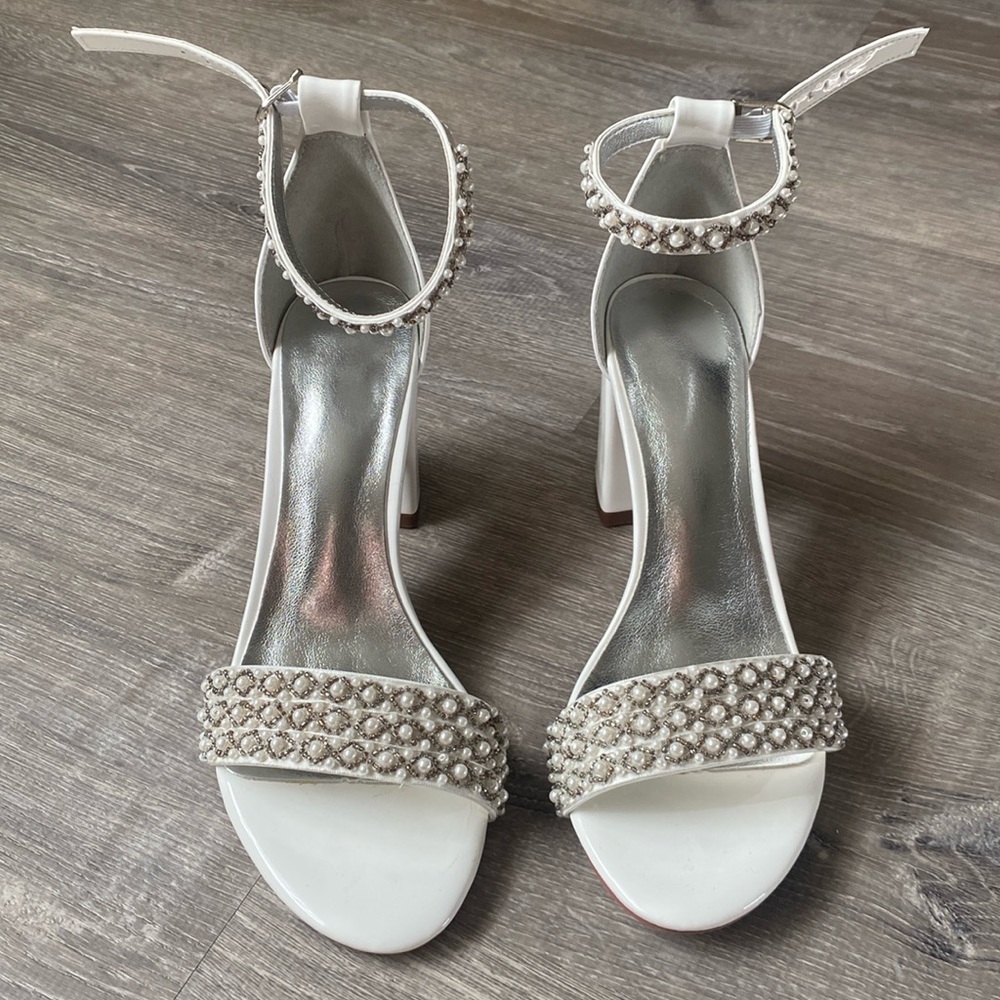 Cute block pearl heels size 6.5-7. Great wedding shoes!